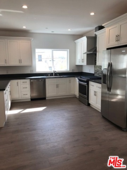 5862 DAVID Avenue 102 Los Angeles, California Beautiful, large, corner unit with tons of natural light in a brand new modern, luxurious & private building, just finished in 2019. Building is Comprised of only 3 large units, which offers a blend of classic sophistication and contemporary vision. Spacious 2 bedroom, & 3 bathroom unit, Open floor plan, modern & large chef's kitchen with lots of custom built cabinets, grand island, quartz stone counter top, & high end appliances . Other features: high ceilings w/ recessed lighting, each room w/ individual A/C, walk in closet, washer, dryer, tank less water heater, central water filter, Jacuzzi tub, controlled access garage parking and much much more. Nearby shops, restaurants & entertainments area. Minutes away from Beverly Hills, Beverly wood, downtown Culver City, and easy access to freeways & Metro station. A Must see!!