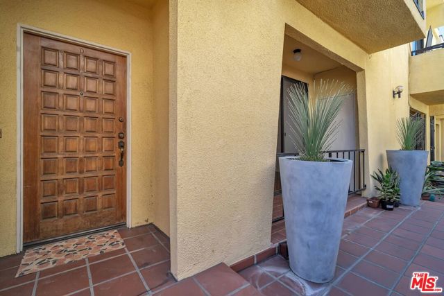 Image 2 for 1945 N Beachwood Dr #4, Los Angeles, CA 90068