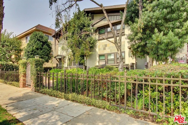 1511 12Th Street Santa Monica, California Prime location property consisting of two separate adjacent parcels, a duplex, and a fourplex. Buyer may be able to obtain two loans on the two properties each as high as 70% LTV (loan to value ratio). All units are completely renovated, copper plumbing, updated electrical, fireplaces, hardwood floors, washer/dryer in all units, tiled kitchen & bathrooms. Two 2bd/2bth town houses, each 1,600 S.F. offer the perfect owner user opportunity.