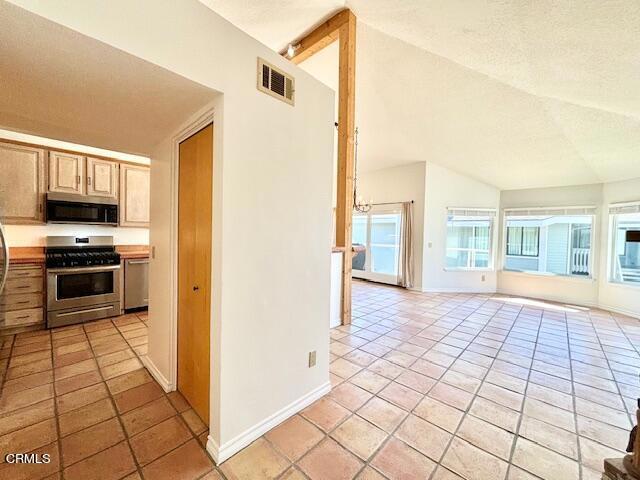 Detail Gallery Image 6 of 30 For 2330 Zephyr Ct #205,  Ventura,  CA 93001 - 3 Beds | 2 Baths