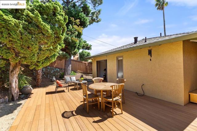 11718 Cranford Way, Oakland CA: https://media.crmls.org/mediaz/0a00249b-0e3d-45c9-8af5-a00ae9fb6569.jpg