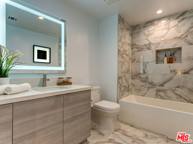338 N Mariposa Avenue, Los Angeles CA: https://media.crmls.org/mediaz/0a00b9f2-4cca-486b-958f-cc12985af13d.jpg
