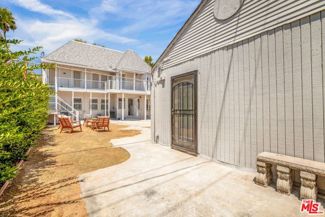842 S Sycamore Avenue, Los Angeles CA: https://media.crmls.org/mediaz/0a00f291-56ab-4c1e-9095-f27fa6d5d22e.jpg