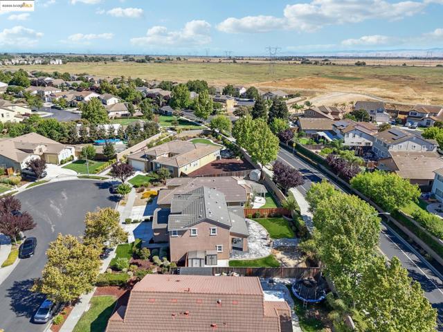 124 Clear Lake Ct, Oakley CA: https://media.crmls.org/mediaz/0a015141-919c-4d3e-a93b-232ce2fb689e.jpg