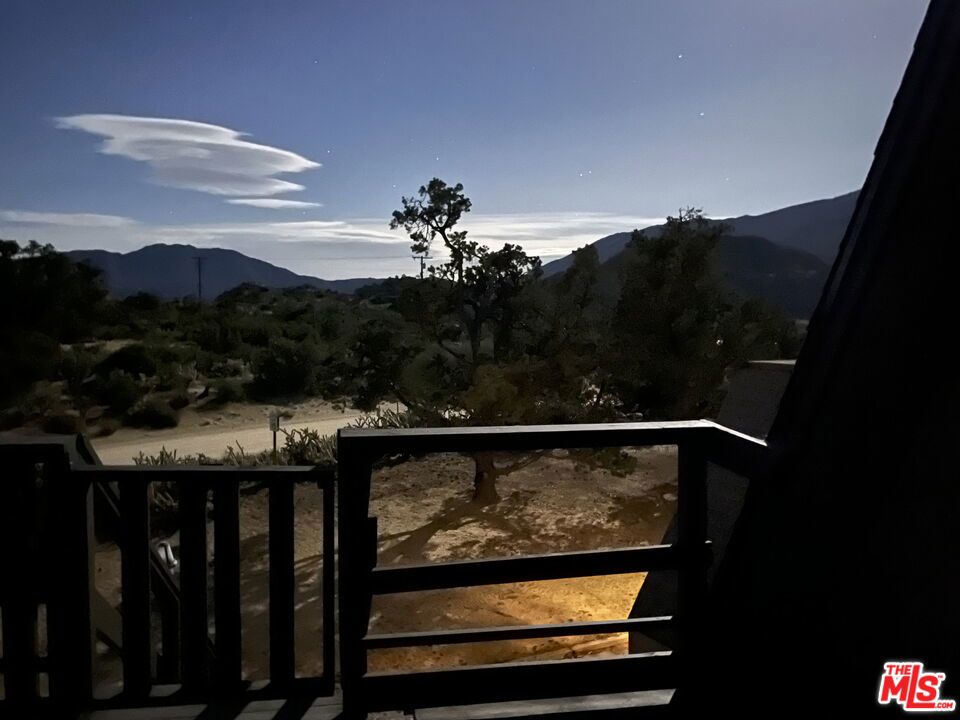 https://media.crmls.org/mediaz/0a01aaef-bbcc-4280-9e22-31a3f6ea4d5b.jpg?preset=X-Large