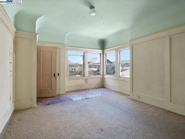 1013 Chestnut St, Oakland CA: https://media.crmls.org/mediaz/0a01c14e-b5ae-4361-8efb-2f0b53304f53.jpg