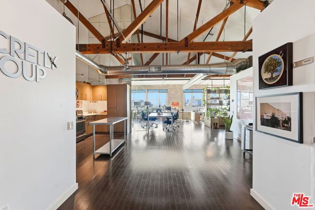 530 S Hewitt Street, Los Angeles CA: https://media.crmls.org/mediaz/0a01c357-a57d-470f-9092-6733285f69b3.jpg