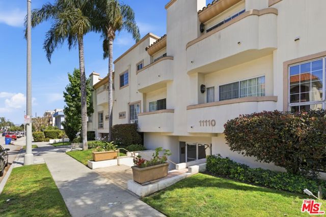 11110 Camarillo Street, 122 photo 37