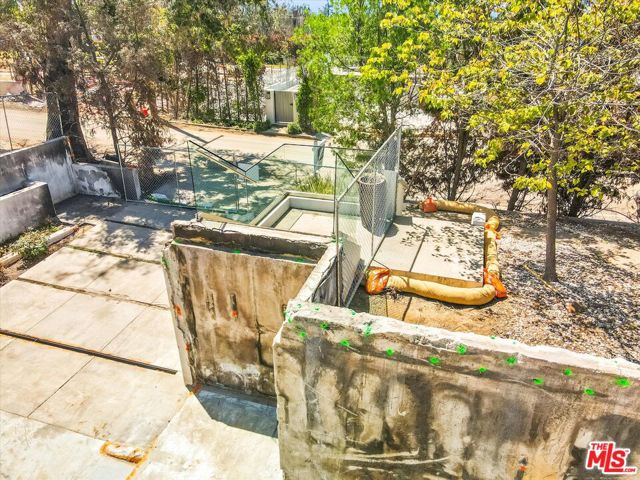 14635 Whitfield Avenue, Pacific Palisades CA: https://media.crmls.org/mediaz/0a037ef9-f5fd-442d-986d-bf1ab080a5b2.jpg