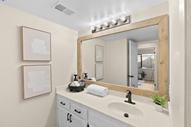 721 Woodmeadow Pl, Oakley CA: https://media.crmls.org/mediaz/0a03e692-c432-4f43-8cce-fb53777a6403.jpg