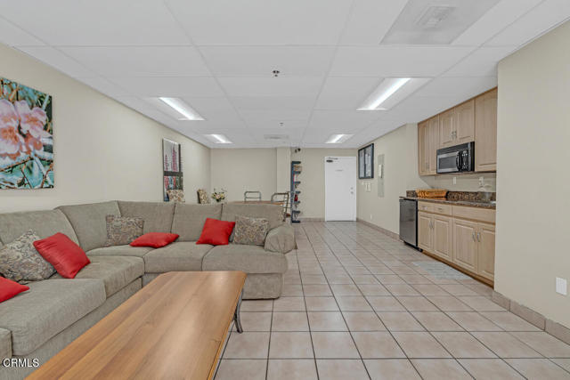 300 N El Molino Avenue, Pasadena CA: https://media.crmls.org/mediaz/0a04356a-7c2f-4899-89c8-c34080db3956.jpg