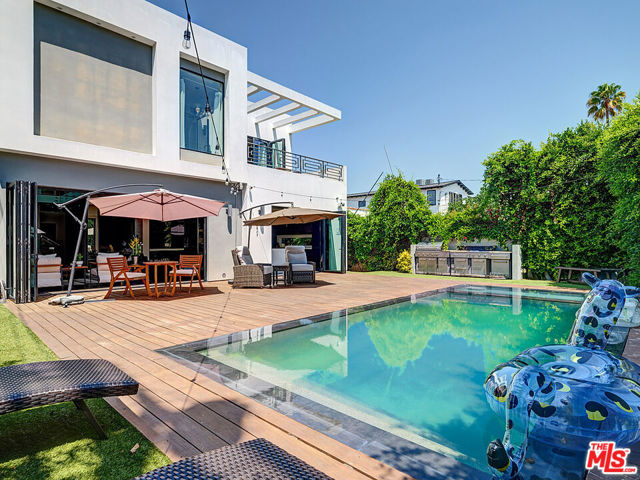 6360 Maryland Drive, Los Angeles CA: https://media.crmls.org/mediaz/0a050a8b-f395-4cb2-a8f5-eb19493424aa.jpg