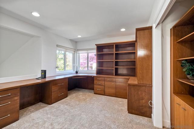 10434 Woodchuck Pt, San Diego CA: https://media.crmls.org/mediaz/0a059e70-6d60-49f3-965d-47598af61a65.jpg