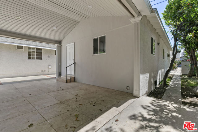 3915 1/2 S Budlong Avenue, Los Angeles CA: https://media.crmls.org/mediaz/0a05b53f-3f81-4a04-b73a-aaebf3e39d4b.jpg