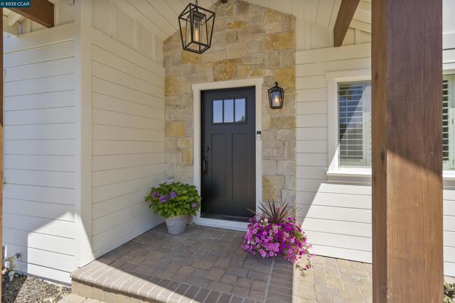 273 Valle Vista Dr, Danville CA: https://media.crmls.org/mediaz/0a05d27b-b2ea-429a-b2a0-9867b0fc77c3.jpg