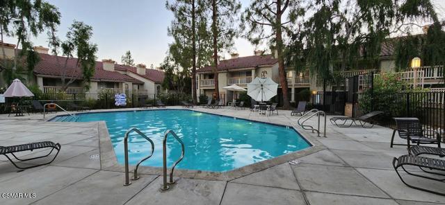 637 Indian Oak Lane, Oak Park CA: https://media.crmls.org/mediaz/0a05d3a3-e8aa-4292-8734-e410c1291e49.jpg