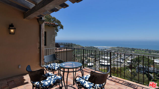 23806 Malibu Crest Drive, Malibu CA: https://media.crmls.org/mediaz/0a07afdb-33f2-4810-b13c-ca8c32388d9d.jpg