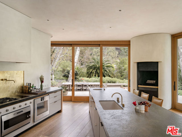 800 Brooktree Road, Pacific Palisades CA: https://media.crmls.org/mediaz/0a09eeab-bc13-461f-a52c-a636bfca67a8.jpg