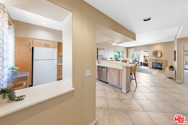 200 Pacific Coast Highway, Huntington Beach CA: https://media.crmls.org/mediaz/0a0a36d4-4c4c-4ba2-933f-e02db4082828.jpg