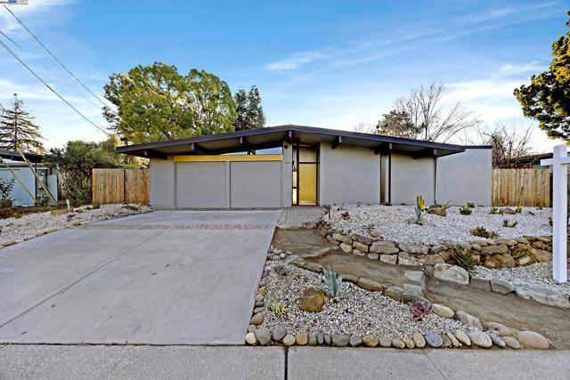 4004 Salem St, Concord CA: https://media.crmls.org/mediaz/0a0a55f9-6e73-4d8f-a974-21191c614739.jpg