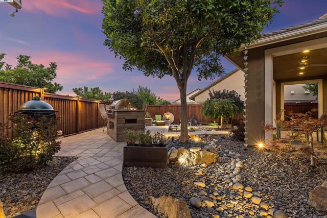 1835 Riesling Cir, Brentwood CA: https://media.crmls.org/mediaz/0a0accdc-3e66-4542-bb2d-e274cb67e77e.jpg
