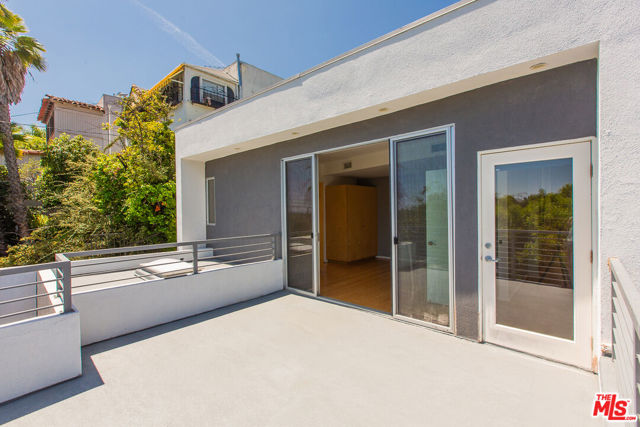 3907 De Longpre Avenue, Los Angeles CA: https://media.crmls.org/mediaz/0a0bddab-c812-4e75-b6e4-0d882a11d54b.jpg