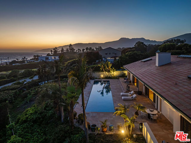 6417 Merritt Drive, Malibu CA: https://media.crmls.org/mediaz/0a0c98af-92c5-4683-b2b1-6052849ab401.jpg