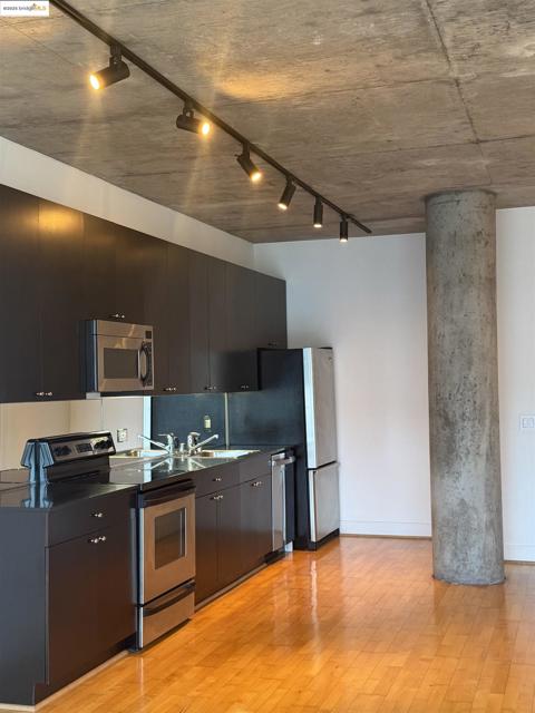 311 Oak St, Oakland CA: https://media.crmls.org/mediaz/0a0cfcff-7195-4fba-ab3e-de2851795692.jpg