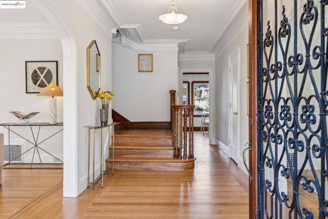 700 Longridge Rd, Oakland CA: https://media.crmls.org/mediaz/0a0d273e-6aa6-47d1-8172-2c3e773c73c8.jpg