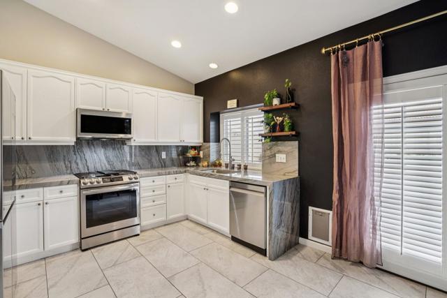 Image 11 of 36 For 31060 Via Pared