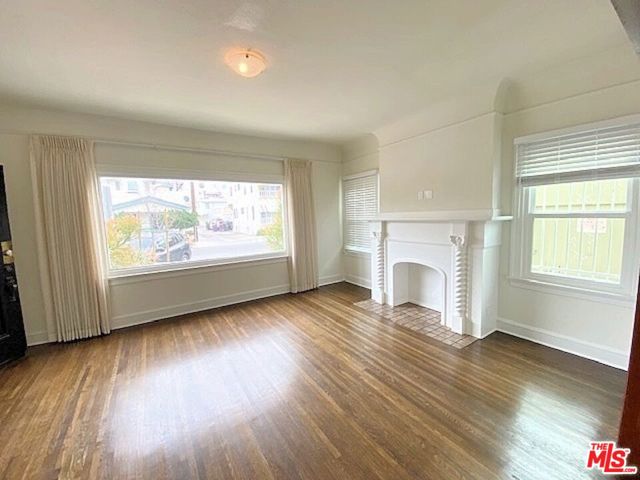 25 Falcon Avenue, Long Beach CA: https://media.crmls.org/mediaz/0a0edb6d-b51c-4bc1-839b-0ffc3a7d163b.jpg