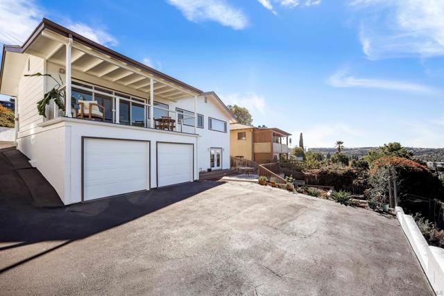 4788 Lee Ave, La Mesa CA: https://media.crmls.org/mediaz/0a0f9027-e52a-4036-841a-abbf9de76ead.jpg