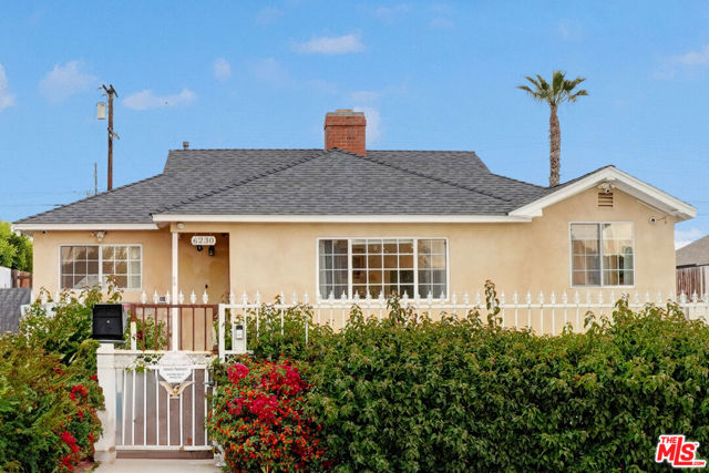6230 Peach Avenue, Van Nuys CA: https://media.crmls.org/mediaz/0a0fee03-0a85-4cd3-a7b8-fa6546c09ec3.jpg