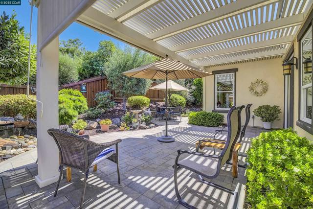 1648 Chianti Ln, Brentwood CA: https://media.crmls.org/mediaz/0a1096a7-f887-49ad-8056-85394a29f794.jpg
