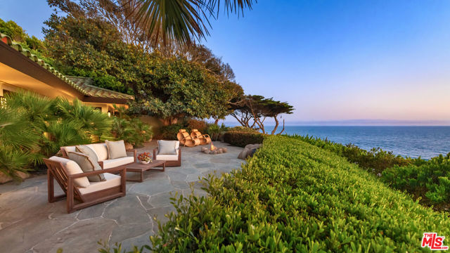7221 Birdview Avenue, Malibu CA: https://media.crmls.org/mediaz/0a10bbc9-801d-4660-a73a-9b5265c9881c.jpg