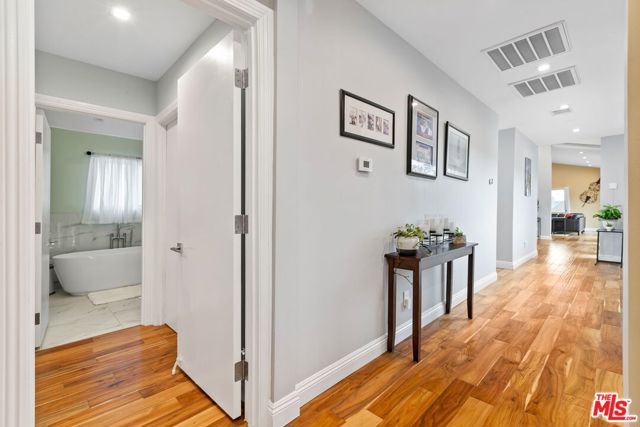 436 Levering Avenue, Los Angeles CA: https://media.crmls.org/mediaz/0a11f1ad-743b-416c-b0c0-8d3989dbcc74.jpg
