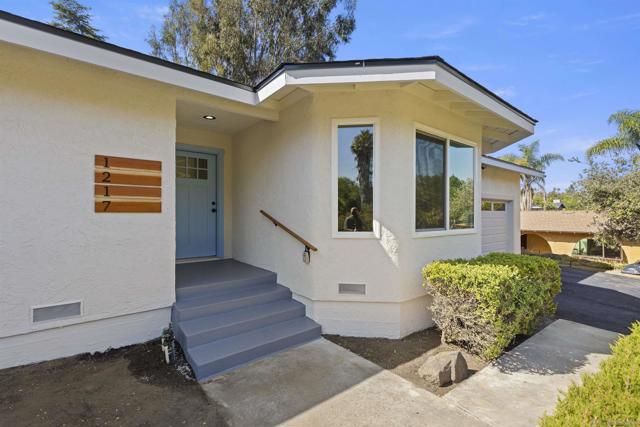1217 Monte Vista Dr, Vista CA: https://media.crmls.org/mediaz/0a12fb01-ea21-4e85-b50f-25f7d699caff.jpg