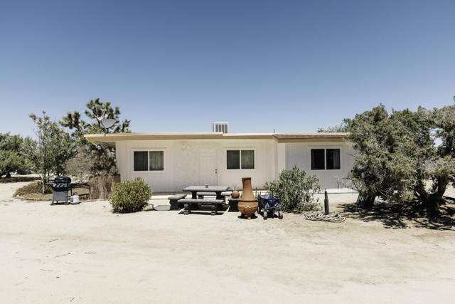 8837 Hardesty Drive Drive, Yucca Valley CA: https://media.crmls.org/mediaz/0a130a5e-8009-4397-b592-b8bc5936b888.jpg