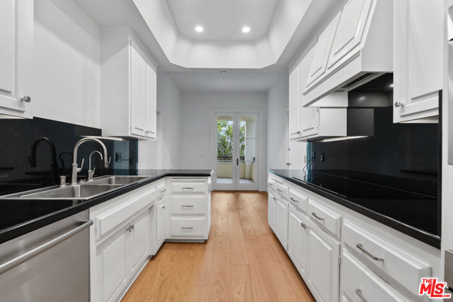 10118 Empyrean Way, Los Angeles CA: https://media.crmls.org/mediaz/0a133a7d-4c24-4ace-a637-ab5cd0724215.jpg