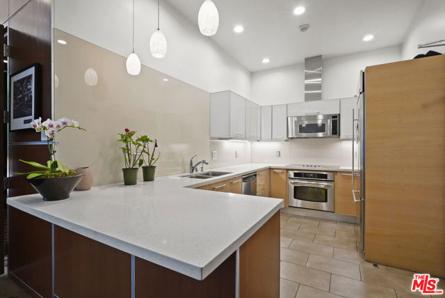 801 S Grand Avenue, Los Angeles CA: https://media.crmls.org/mediaz/0a1355b2-4eaf-435a-b6d7-f4d844b5ca7c.jpg
