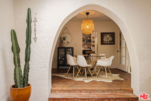 1012 Superba Avenue, Venice CA: https://media.crmls.org/mediaz/0a144835-a095-413f-b752-648c38aaa707.jpg