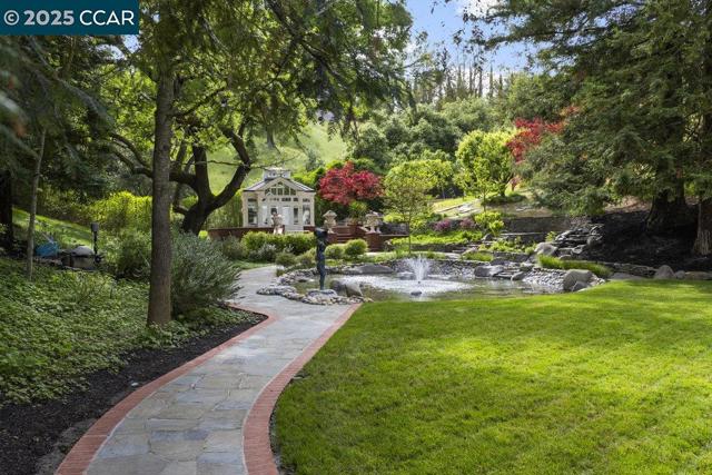 32 Kensington Ct, Alamo CA: https://media.crmls.org/mediaz/0a145053-cfa9-42ad-bbc9-1f8257cc5f2a.jpg