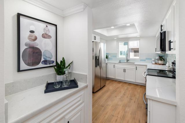 Detail Gallery Image 7 of 34 For 4094 Mahaila Ave #B,  San Diego,  CA 92122 - 3 Beds | 2/1 Baths