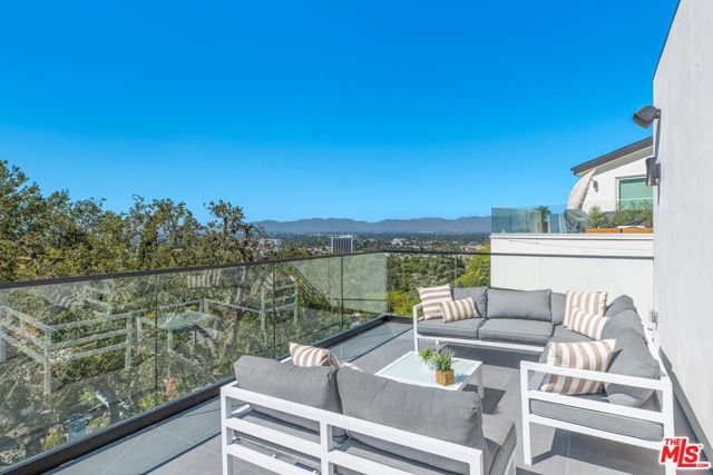 14899 Round Valley Drive, Sherman Oaks CA: https://media.crmls.org/mediaz/0a156b8a-00b2-477a-ade4-238cb757aa53.jpg