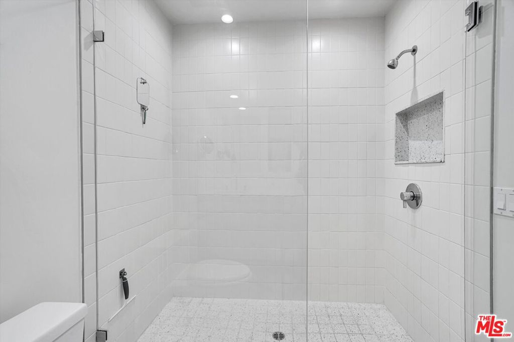https://media.crmls.org/mediaz/0a15c517-093e-4d04-ad9f-0ae63f8f9a2e.jpg?preset=X-Large