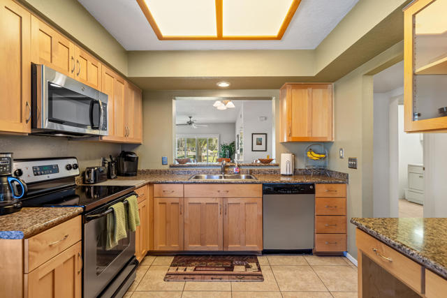 280 Vista Royale W Circle, Palm Desert CA: https://media.crmls.org/mediaz/0a16b5d2-95dd-442f-9f2c-d08b5d80c23a.jpg
