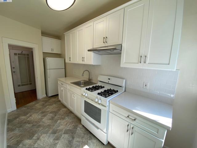 2004 Park Blvd, Oakland CA: https://media.crmls.org/mediaz/0a172b93-2bfa-462a-8b1f-168c9d22e23e.jpg