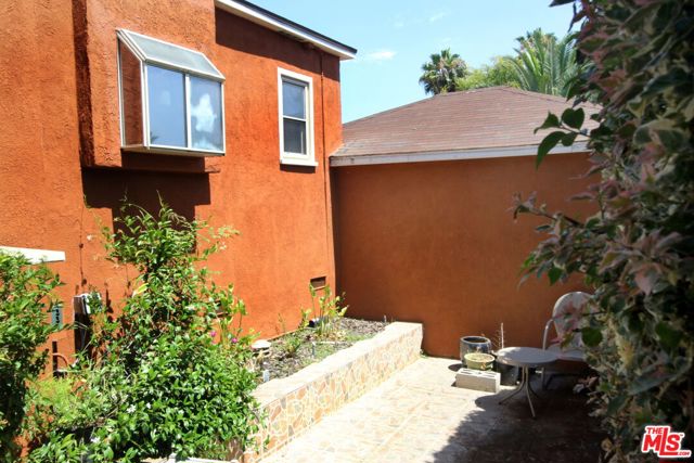 1807 Cochran Place, Los Angeles CA: https://media.crmls.org/mediaz/0a17e93f-2fb2-48a4-97a6-13d69b274c03.jpg