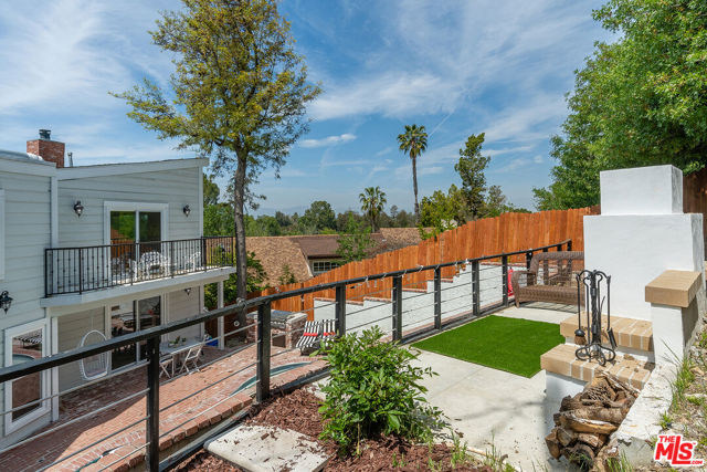 19555 Oxnard Street, Tarzana CA: https://media.crmls.org/mediaz/0a185675-3037-4e12-aee1-379d62609558.jpg