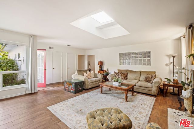 5940 Varna Avenue, Valley Glen CA: https://media.crmls.org/mediaz/0a189d76-7eab-4048-838f-2011ee46e162.jpg